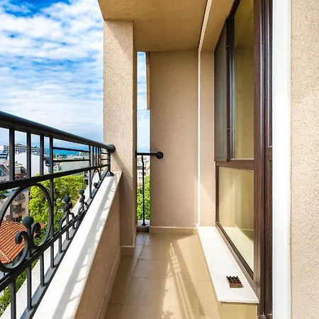 Apartment 2bd Penthouse: Stunning Views